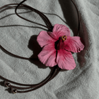 Collar Corbata Hibisco