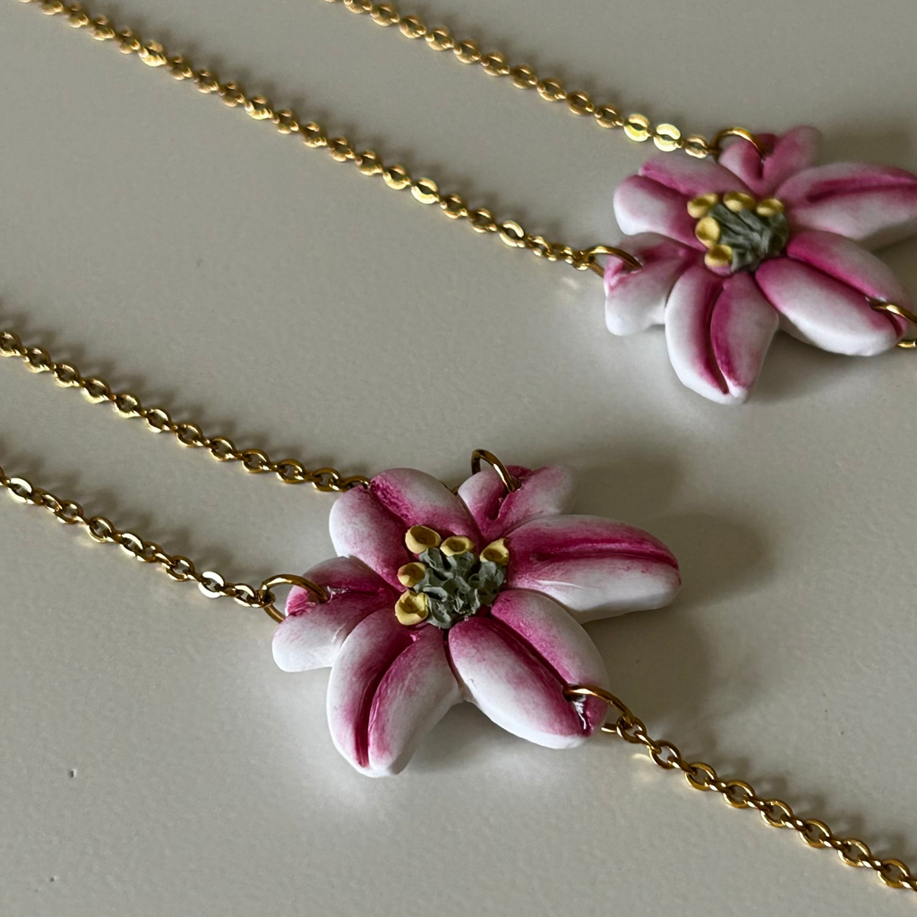 Collar Lillies